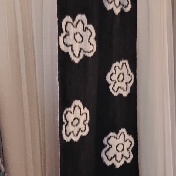 American Eagle black and white oversized flower chunky knit scarf reversible - Picture 3 of 7